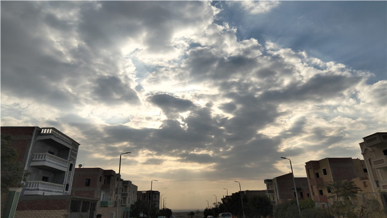 أمطار رعدية تضرب عدة مناطق وتصل إلى القاهرة.. ما احتمالات حدوثها؟